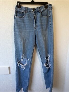 American Eagle Mom Jeans Light Wash Distressed‎ High Rise Stretch Size 6 Reg